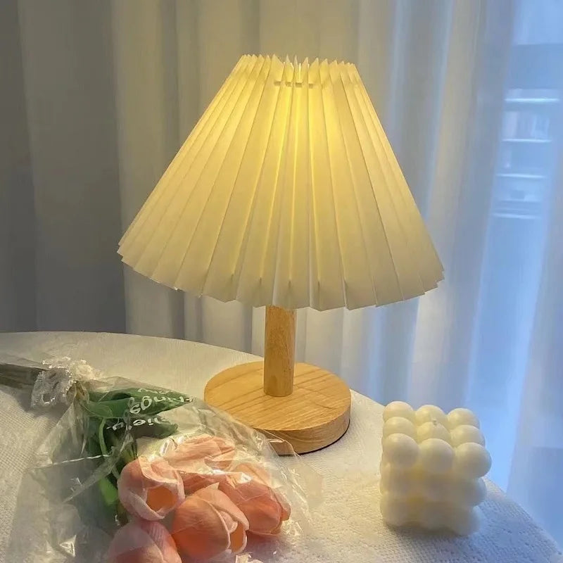 Pleated bedside table lamp - Noctive Home